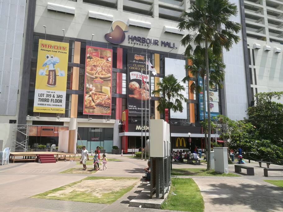 shopping mall just 1 minute walking distance. McDonald's is inside☺