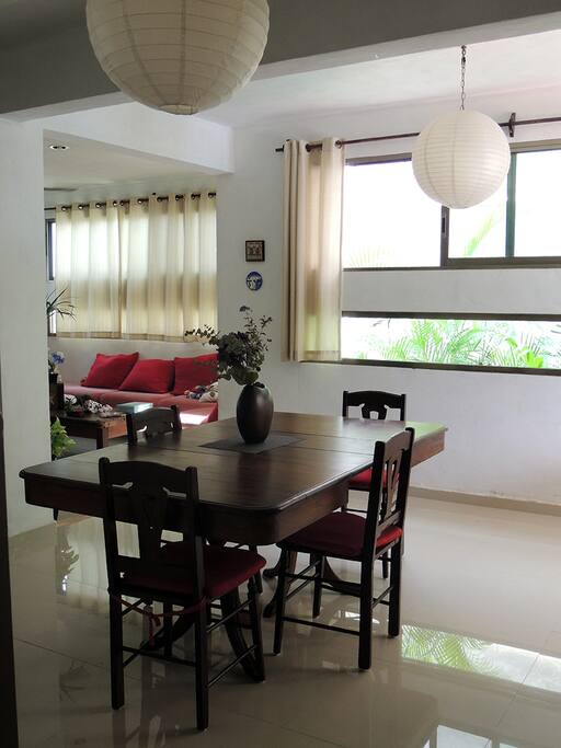 Comedor amplio con mesa retractable