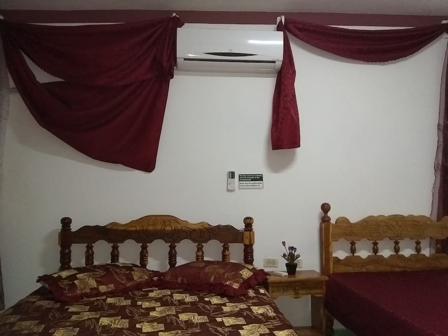Habitación independiente con 2 camas dobles, aire acondicionado y baño privado