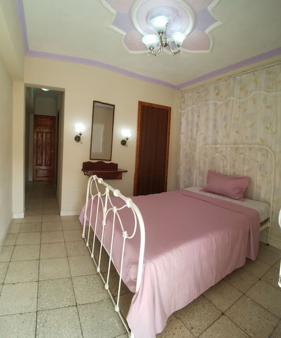 Amplia habitacion con entrada independiente de la casa, baño privado, closet, terraza con vista al mar.