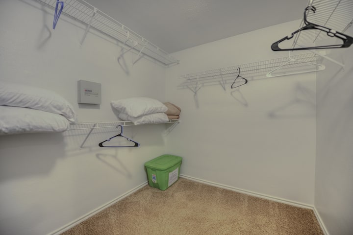 Armario principal con colchón inflable tamaño queen