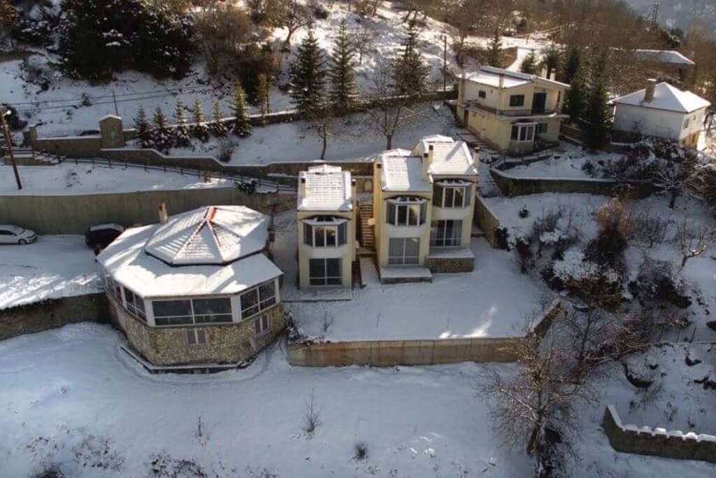 Ο Ξενώνας απο ψιλά . / The apartments from the up .