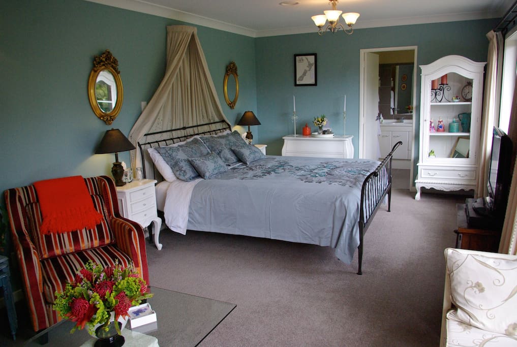 Aratiatia room - en-suite, private deck, separate access, garden