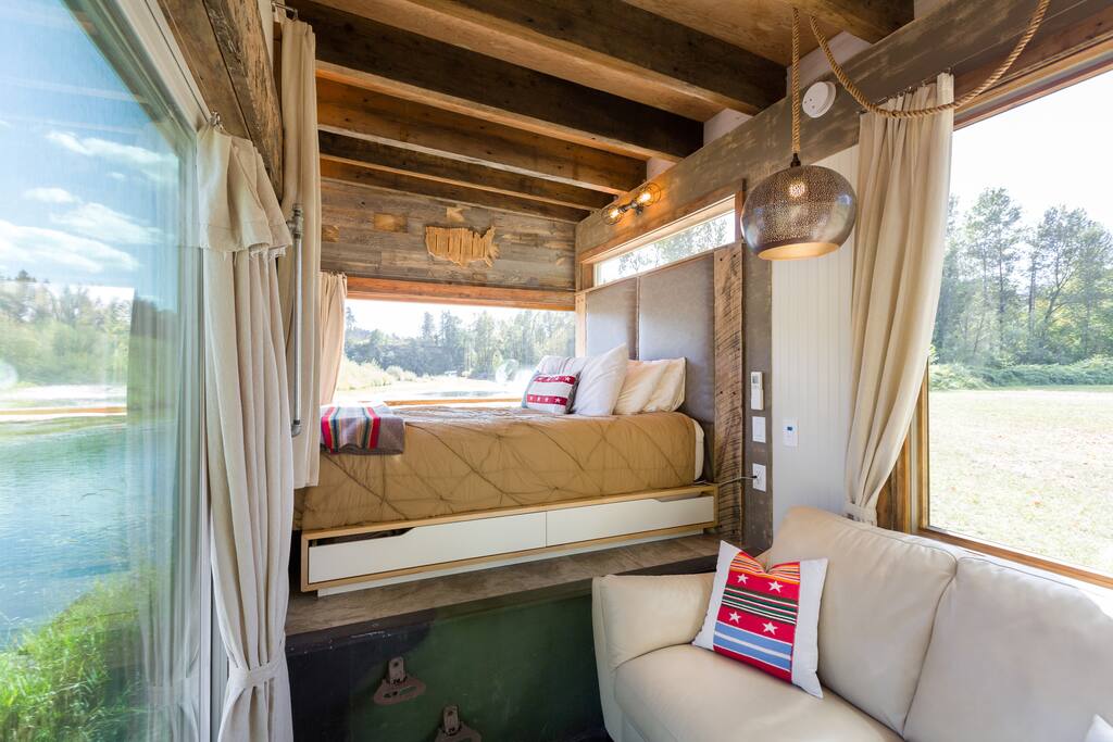 Queen size bed with amazing views. Wonderful memory foam mattress and deluxe bed pillows and linens will make you never want to leave your bed.