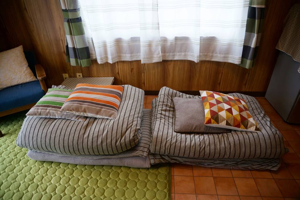 お布団は3組ございます。 お部屋は2階の個室です。