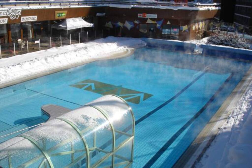 Piscine de la station Spa Jaccuzi et eau a 29 degres