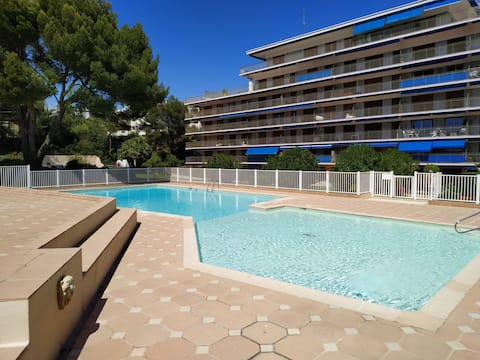 Studio Plein Sud Piscine Bord de MER sur le Port