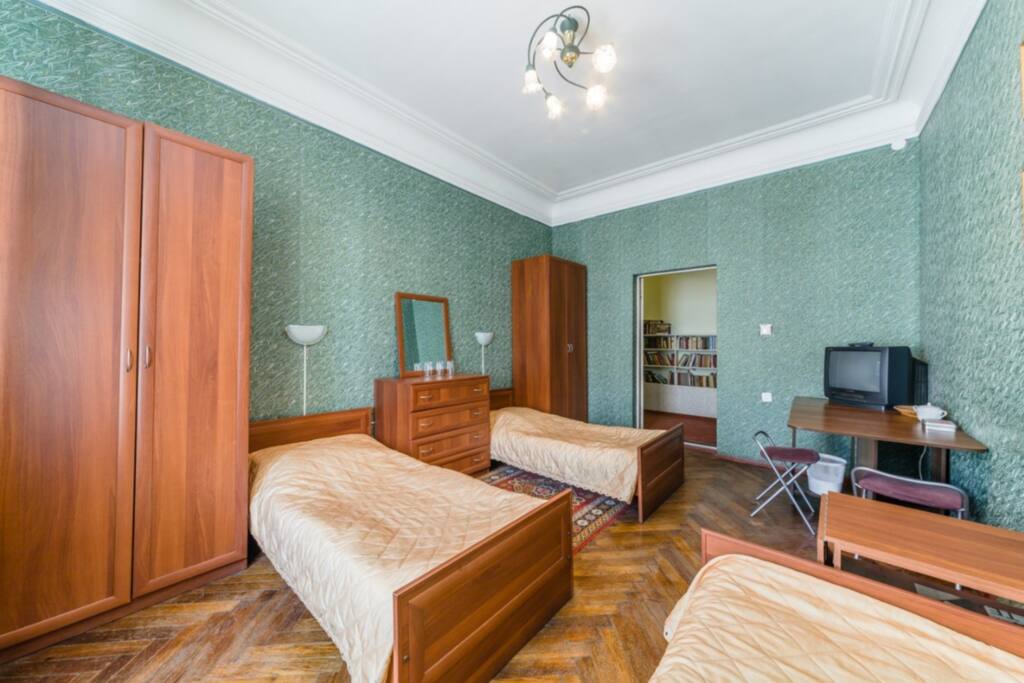 В номере:
- три односпальные кровати (90 см)
- шкафы для одежды
- прикроватные тумбочки
- стулья
- зеркало
- комод
- стол
- неограниченный доступ к Wi-Fi