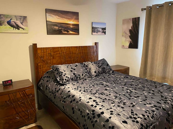 Chumba cha pili cha kulala kilicho na bafu.