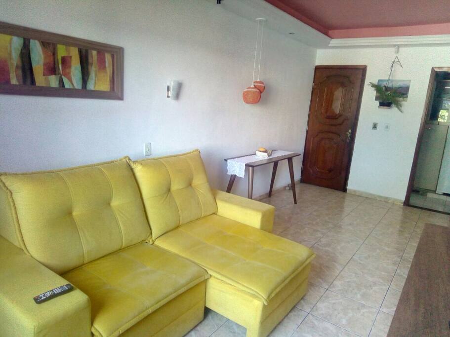 Sala de estar com ventilador de teto, Net, Wifi e sofé mega confortável e espaçoso