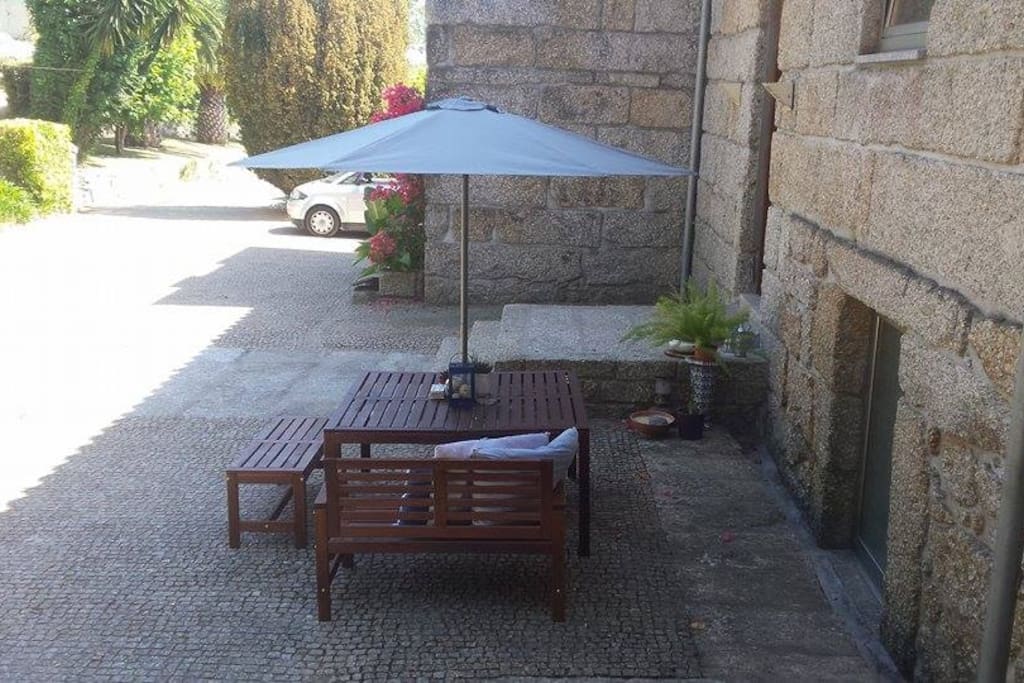 Outdoor area with table and barcecue