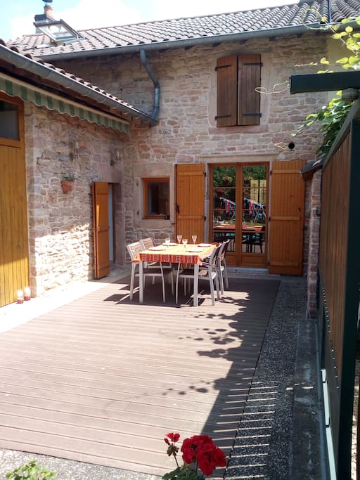 Belle terrasse attenante à la cuisine