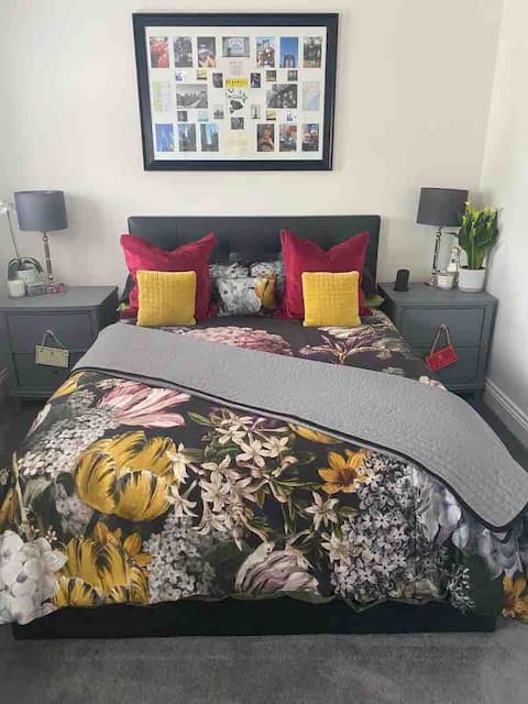 Modern 2 Bed, Free Parking & close to Silverstone!