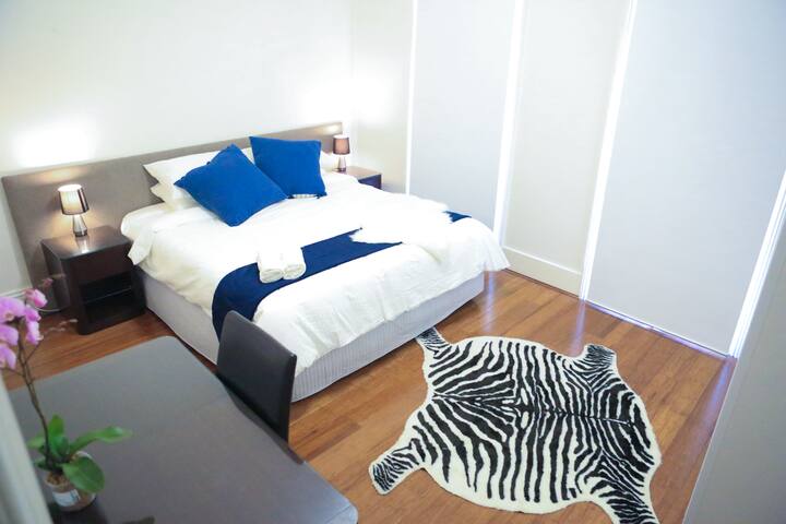 BEST LOCATION  IN SYDNEY, SURRY HILLS + KING BED