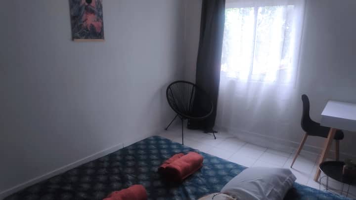 Dormitorio 2 con cama de matrimonio de 160x200 cm, vestidor para guardar sus pertenencias, tocador/ escritorio, sábanas y toallas incluidas 