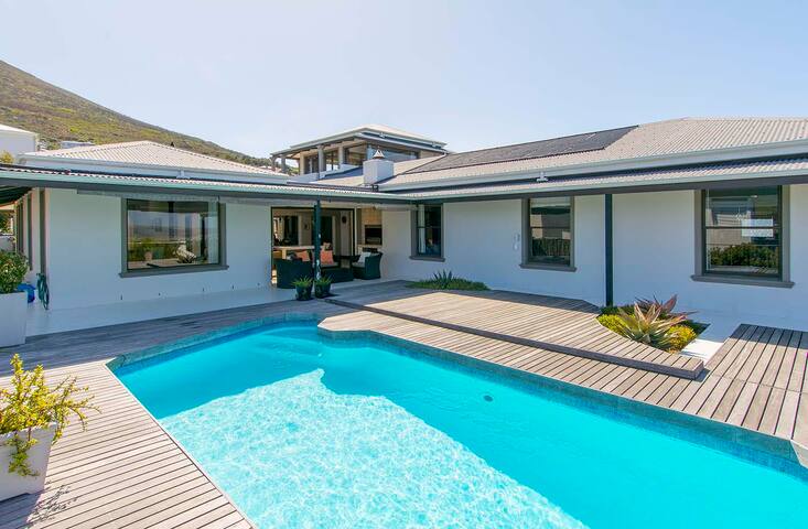 Large 6 bedroom home, ocean and mountain views. gallery image 3