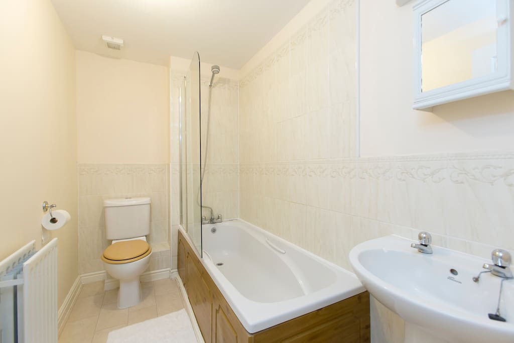 The private bathroom is between the two bedrooms