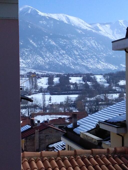 La splendida vista sul Monte Morrone dal balcone della camera da letto.
Inverno
