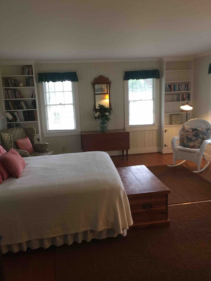 นั่งผ่อนคลายหรืออ่านหนังสือจากห้องสมุดมากมายตลอดทั้งบ้าน