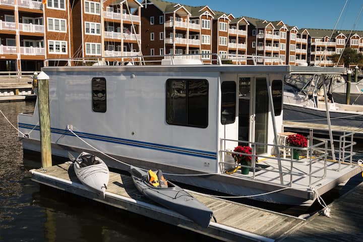 houseboat tourism