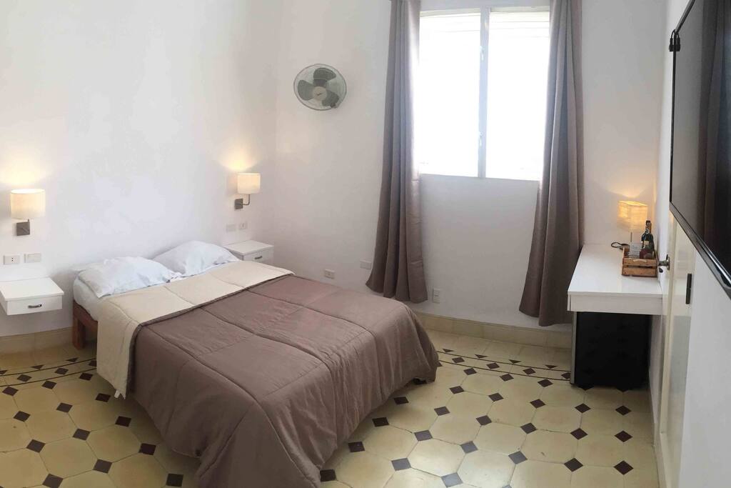 Habitación con cama matrimonial, se puede adicionar una cama personal, que da capacidad para 3 personas