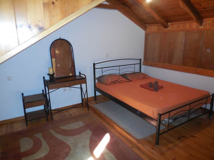 La habitación ubicada en el loft 

El dormitorio se encuentra en el ático