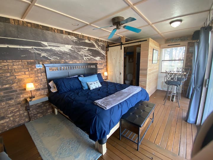 Pamja e përgjithshme e dhomës
Krevat i rehatshëm me përmasa king, jorgan. Ofrohen jastëkë dhe batanije shtesë.