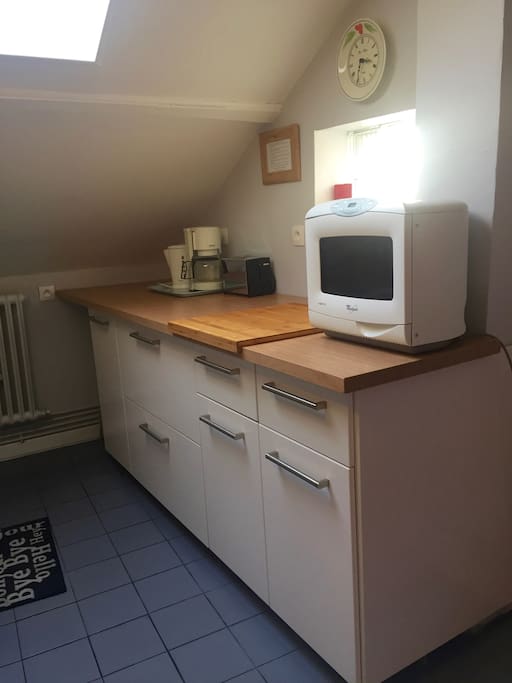 Cuisine, micro-ondes, grille pain, cafetière électrique et bouilloire .