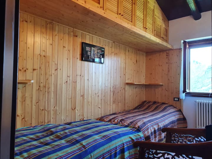 bedroom 2 single beds