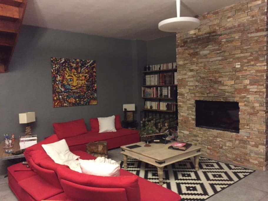 Le salon avec cheminée