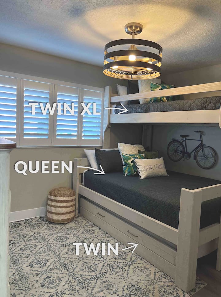 La cama de invitados hecha a medida incluye una cama tamaño queen en el centro, una litera doble xl superior, y un nido doble extraíble adicional. Este segundo dormitorio bien diseñado ofrece suficiente espacio para que una familia se extienda y tenga unas vacaciones cómodas