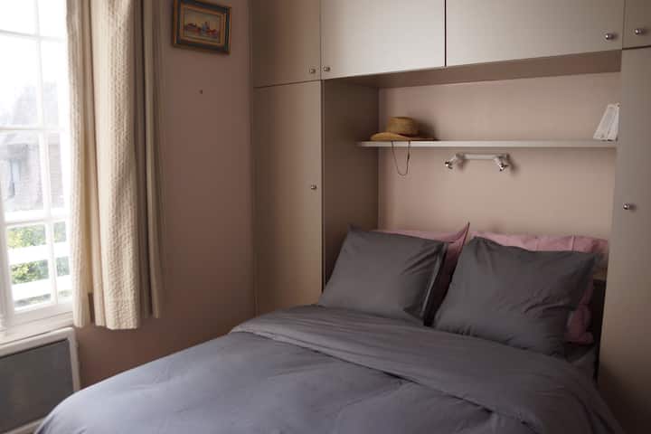 配备双人床的卧室