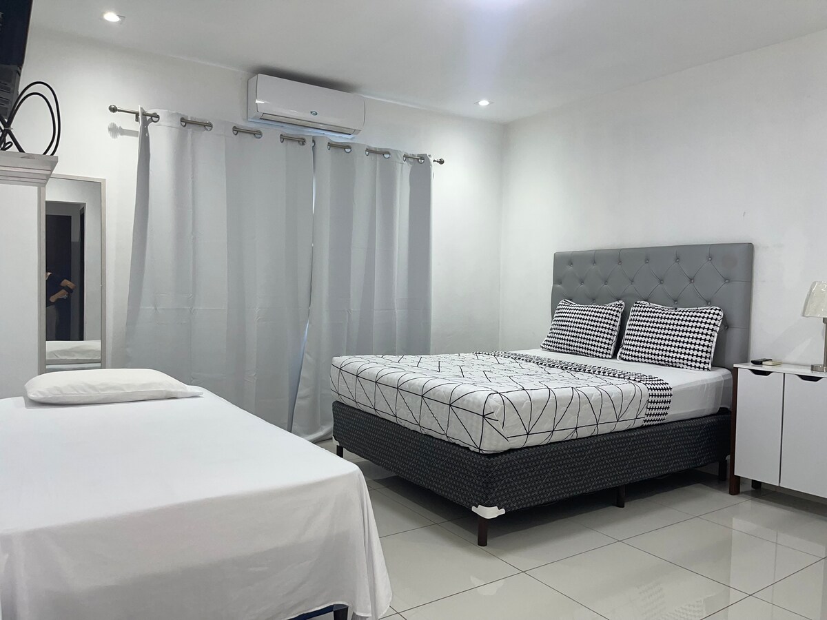 主卧。包括一张标准双人床和一张单人床。 