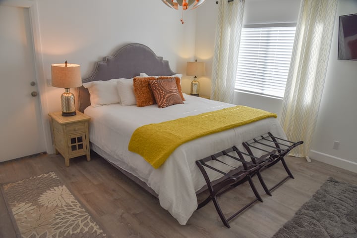 غرفة نوم رئيسية بسرير بحجم كبير