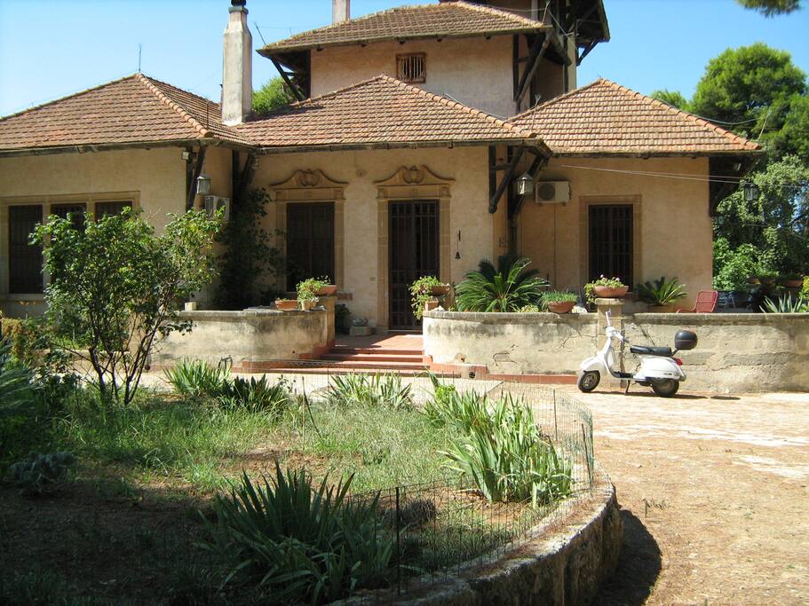 villa con annesse dependances