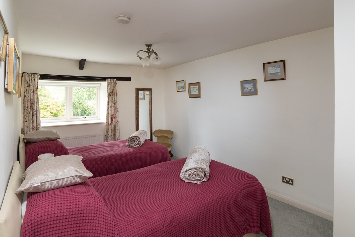 Spavaća soba 3 prikazana je ovdje kao bračni krevet, a može se organizirati i kao bračni krevet (širine 180 - 200 cm) te ima veliku kupaonicu i tuš-kabinu.