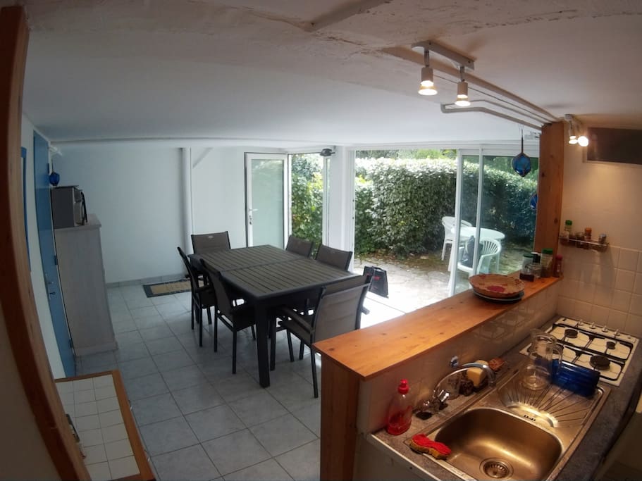 Cuisine d'été équipée + douche au rez de chaussée