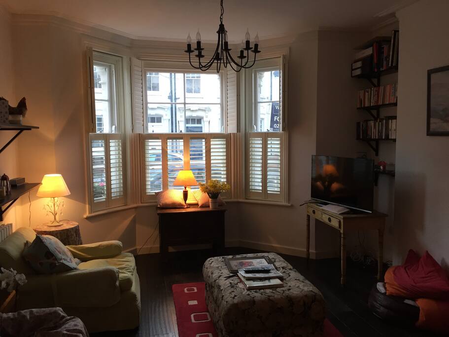 Open plan sitting room with TV and Wireless internet.