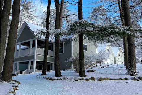 The Gray Owl: A Modern Cottage for 8