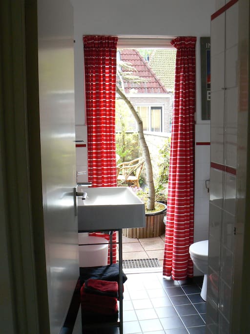 Een ruime douche ruimte.