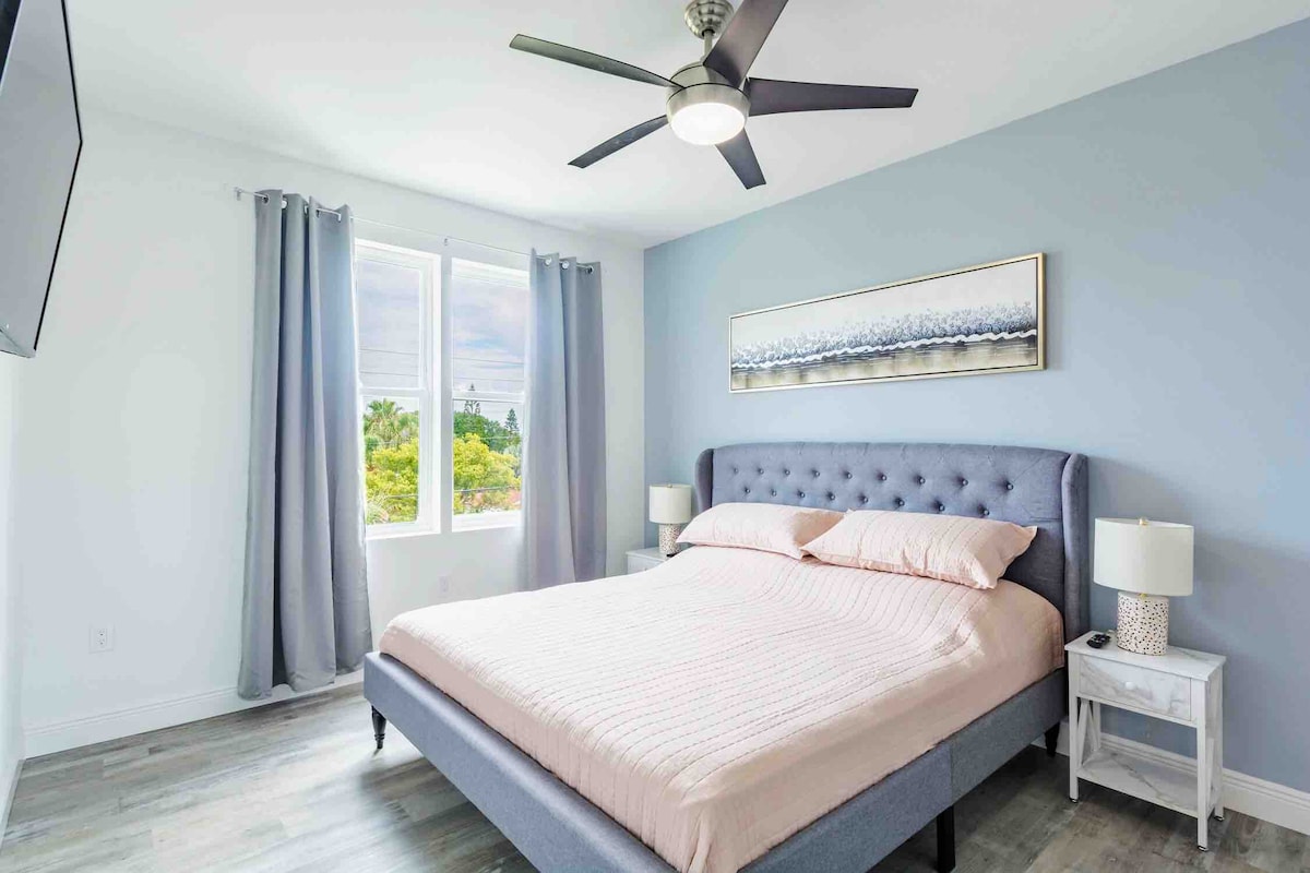 Stort sovrum med en en dubbelsäng, ligger på översta våningen 