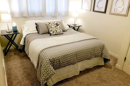 Room *D* Private Room with Queen Bed, Pet Friendly