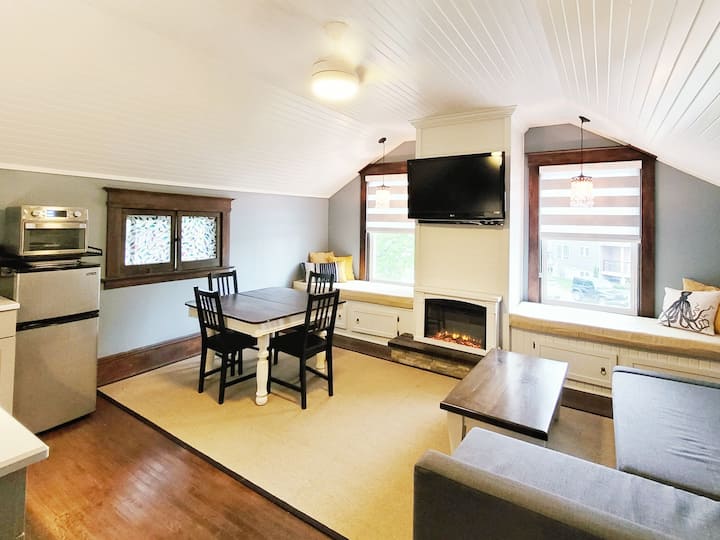 Salon avec télévision avec Google Chrome. Kitchenette avec plaque de cuisson, frigo et congélateur combiné, bar frigo, station de café, jeux et une cheminée électrique. Vaisselle et ustensiles de cuisine à disposition.
