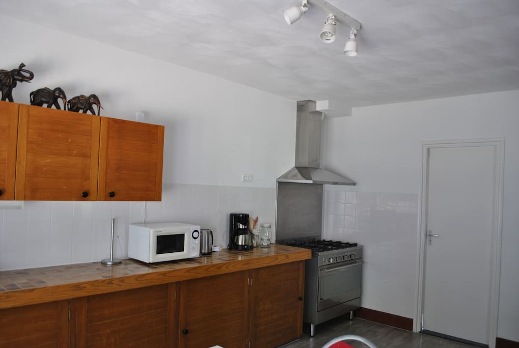 Ruime keuken met oven en fornuis