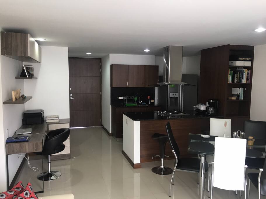 Sala comedor amplia, cocina integral dotada con todos los utensilios principales.