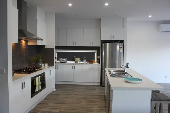 Torquay By The Sea gallery image 3