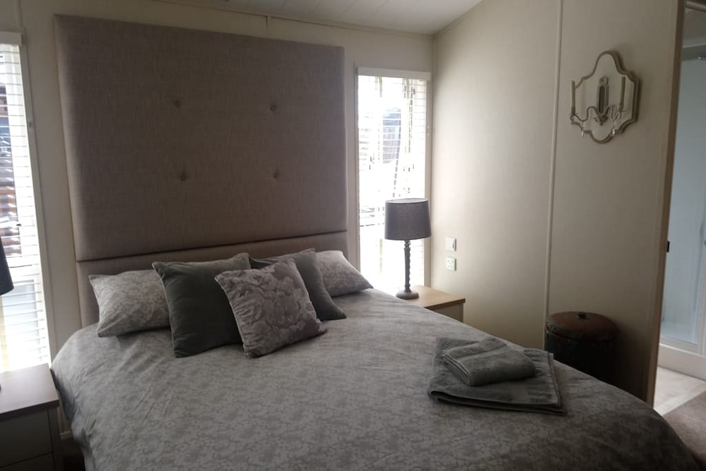 King size bedroom