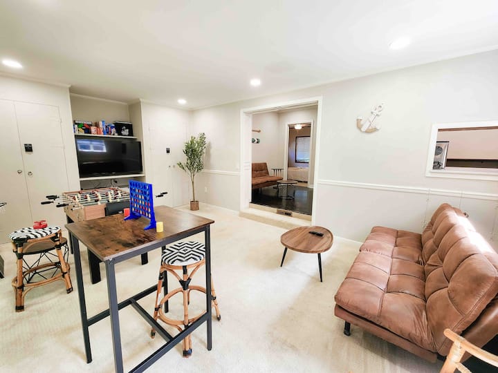 Dëshiron të qëndrosh në shtëpi? Dhoma e ndenjjes e përditësuar me dysheme të fortë, ka një arkadë në këmbë, Nintendo me qindra lojëra për të zgjedhur, tavolinë fooseball për të luajtur me të tjerët, Smart TV me Netflix falas, lojëra arcade, lojëra tavoline etj.