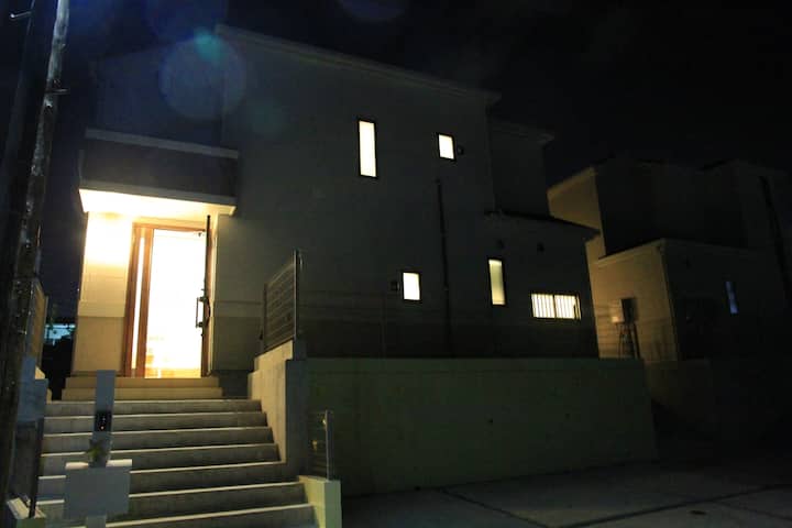 Near convenience store/1 house 3 parking available/Baby friendly/Self check-in/