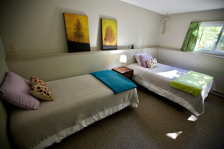 ห้องนอนชั้นล่างมีเตียงใหญ่ 1 หลังและเตียงแฝด 1 หลัง